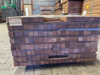 Ca. 73x Guyana Teak Palen Geschaafd, 45x45mm, lengte 18/305cm, 9/335cm